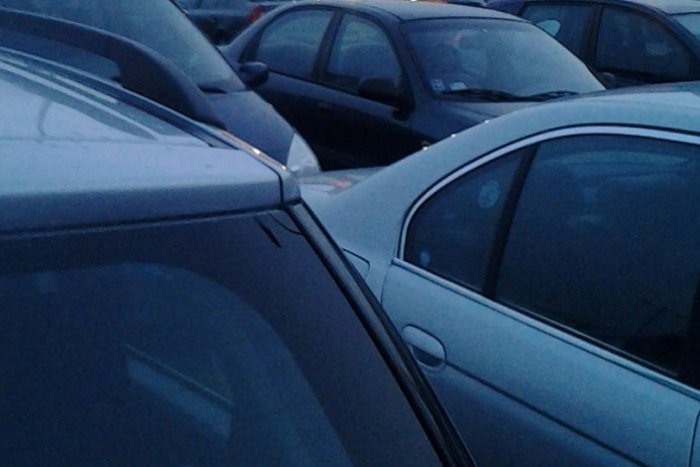 Ilustračný obrázok k článku Parkovacia hitparáda: Aj takto sa v Humennom chodí nakupovať!