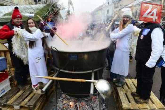 Ilustračný obrázok k článku Anjelská kapustnica sa varila včera v meste: Bolo použitých 200 kíl kapusty a 60 kíl klobás...