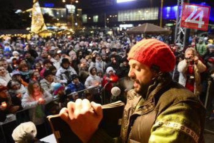 Ilustračný obrázok k článku V Košiciach padol rekord: Dav ľudí so sviečkou v rukách spieval Tichú noc