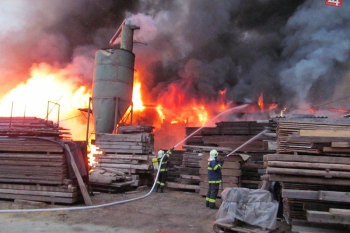 Ilustračný obrázok k článku Ohnivá dráma v Hostiach: Hrozilo rozšírenie požiaru, hasiči bojovali 12 hodín!