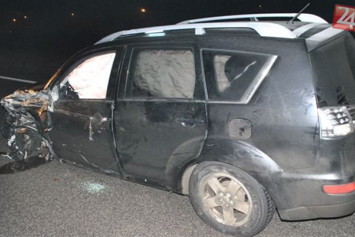 Ilustračný obrázok k článku Zábery z miesta nehody: Mitsubishi nabúralo do dvoch nákladiakov, vodič fúkať odmietol