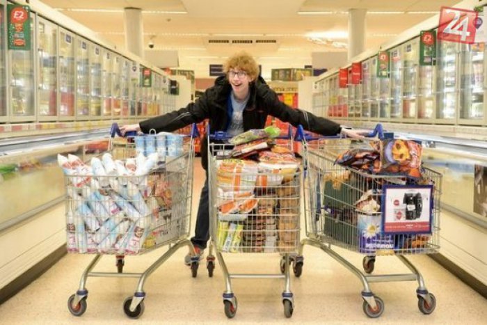 Ilustračný obrázok k článku Úžasný čin tínedžera: Vďaka šikovnosti nakúpil za 5 centov košíky plné jedla pre chudobných