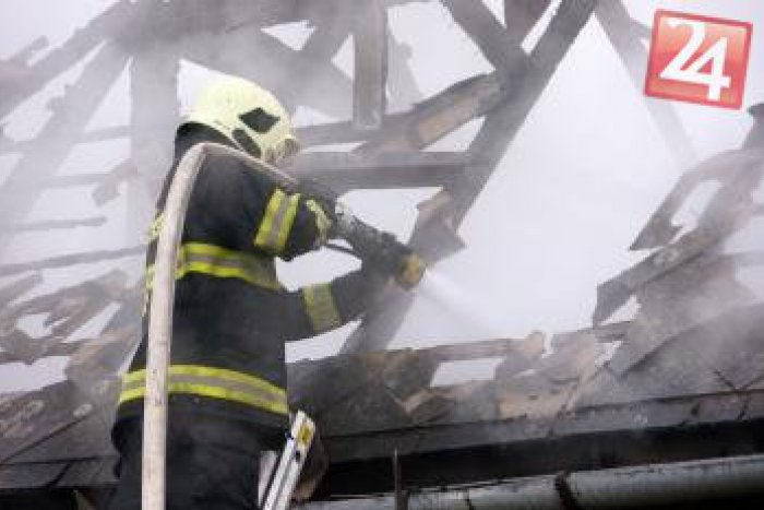 Ilustračný obrázok k článku Požiar v dome napáchal škody za minimálne 30 000 €: Muž zapálil noviny a položil ich na gauč!