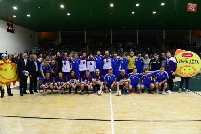 Ilustračný obrázok k článku Mikuláš Komanicky sa vrátil k trénovaniu: Známi futbalisti si to v Prešove rozdali s hokejistami!