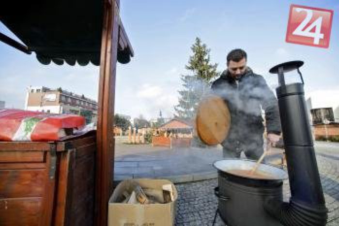 Ilustračný obrázok k článku Čaro Vianoc: Nezamestnaný mladík na námestí rozdával kapustnicu a oblečenie