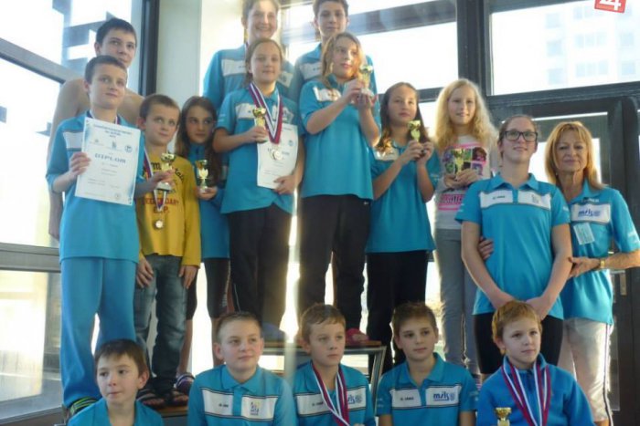 Ilustračný obrázok k článku Vianočné preteky v domácom bazéne: Žiarski plavci vybojovali 35 medailí!
