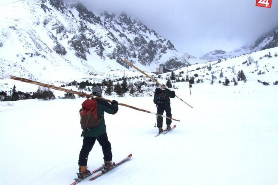 Ilustračný obrázok k článku Tyče v snehu sú stále veľkým pomocníkom: V horách pomáhajú návštevníkom