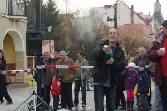 Ilustračný obrázok k článku V Michalovciach potečie šampus potokom: Súťaž vo vystreľovaní zátok už po štnástykrát!