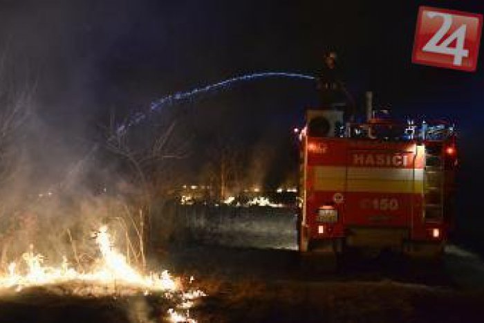 Ilustračný obrázok k článku Zimná kuriozita z nášho okresu: Hasiči cez Vianoce zápasili s požiarmi trávy!