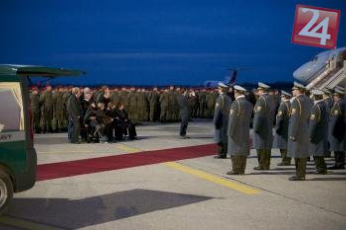 Ilustračný obrázok k článku Pozostatky vojakov previezol vládny špeciál: Na rozlúčkový ceremoniál prišli desiatky príslušníkov 5. pluku zo Žiliny