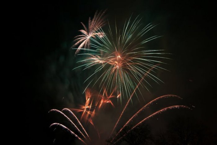 Ilustračný obrázok k článku Pyromuzikálny ohňostroj na námestí: Pozrite si impozantné divadlo na nočnej oblohe!