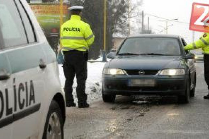 Ilustračný obrázok k článku Polícia: Vodič odmietol fúkať, kládol odpor a pokúsil sa ujsť!