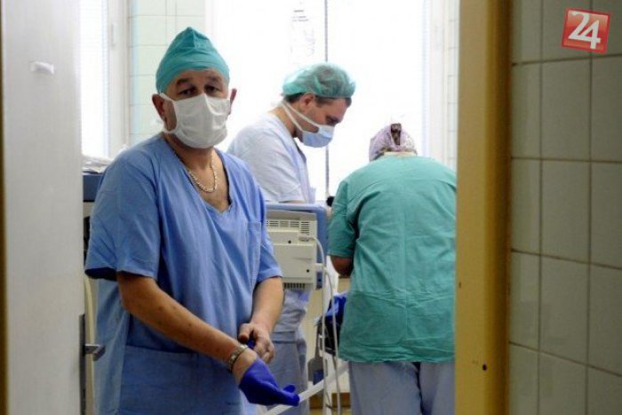 Ilustračný obrázok k článku Košickí lekári sa mali čo obracať: Ošetrovali ľudí so zapichnutou kosťou v krku