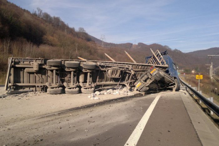 Ilustračný obrázok k článku Pravrátenie kamiónu na R1: Pozrite si zábery z miesta vážnej nehody!