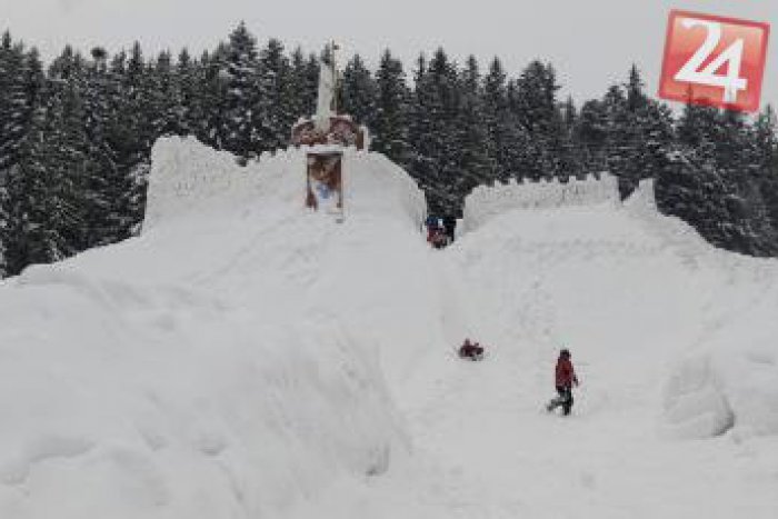 Ilustračný obrázok k článku Jedinečná stavba z vŕzgajúcej masy na Mlynkách: Na ľudí čaká snežný Bratislavský hrad!