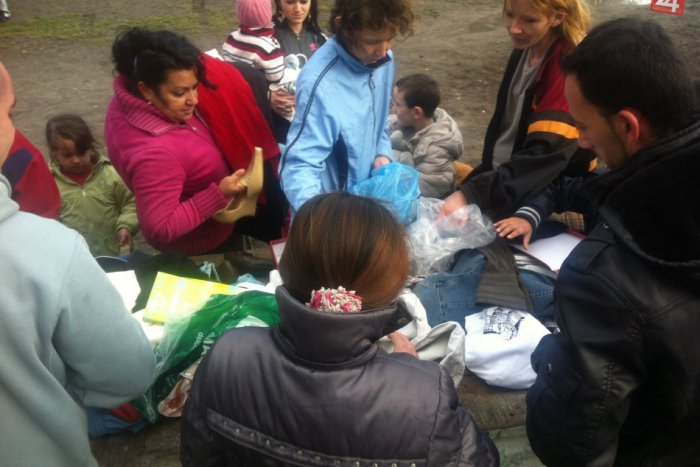 Ilustračný obrázok k článku Rómovia v Jánošíkove dostali šaty a obuv: Veci im priniesli policajti