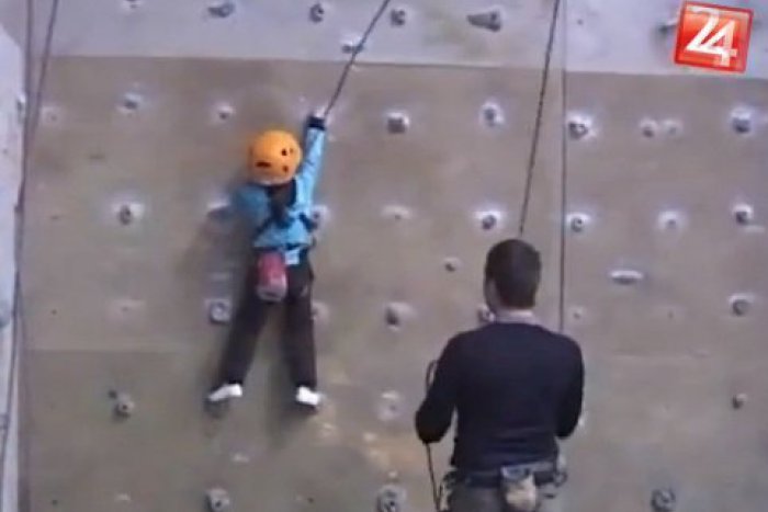 Ilustračný obrázok k článku VIDEO. Adrenalínové kúsky v Rožňave: 5-ročné dievčatko si zamilovalo bouldering!
