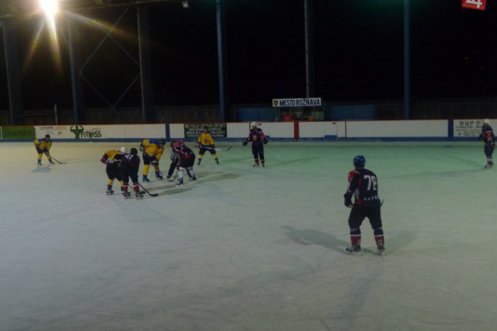 Ilustračný obrázok k článku Revúcki hokejisti valcujú súperov na rožňavskom ľade