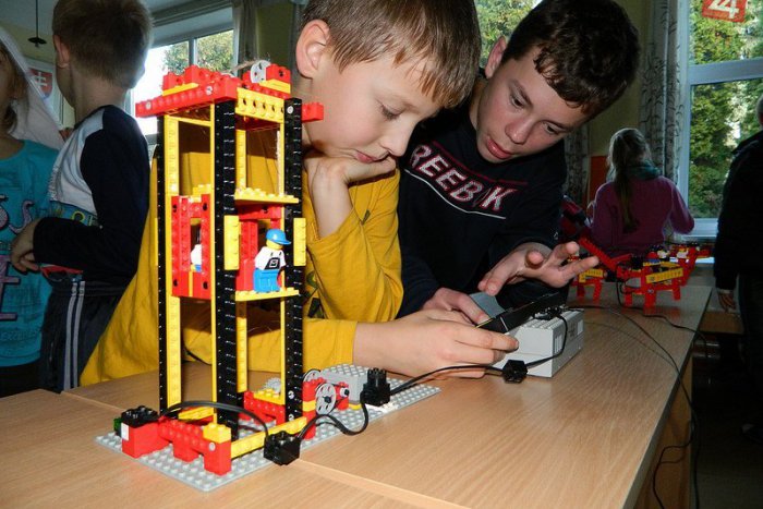 Ilustračný obrázok k článku Žiaci zo Skýcova upútali pozornosť: Postavili a naprogramovali lego robotov!