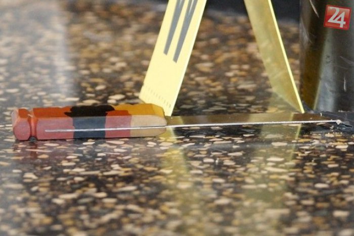 Ilustračný obrázok k článku Mladík bodol ženu nožom do tváre. Hrozivý útok sa odohral priamo v centre Bystrice