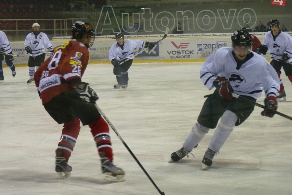 Ilustračný obrázok k článku Na zimáku vypuklo pravé hokejové derby: V zápase bystrických gymnázií padlo sedem gólov