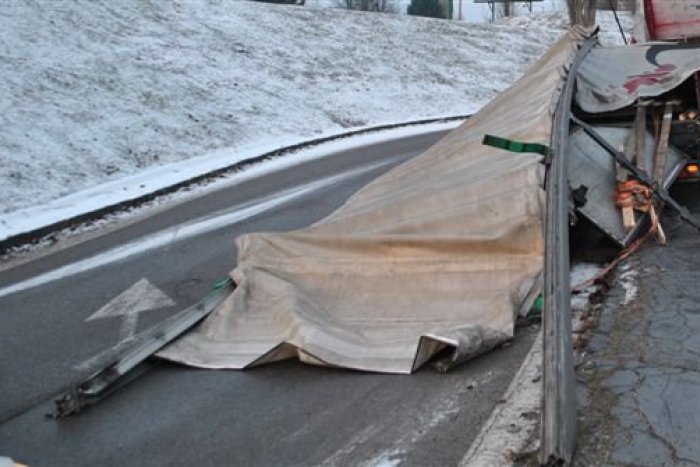 Ilustračný obrázok k článku Kamión sa v Žiline nevošiel pod most, zachytil ho kabínou: Pozrite si ZÁBERY z miesta nehody