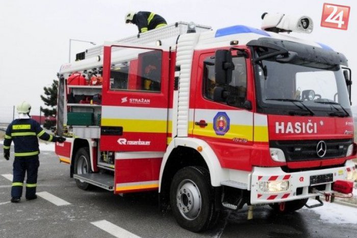 Ilustračný obrázok k článku Hasiči na Šváboch bojovali s požiarom: Plamene šľahali niekoľko metrov nad domy!