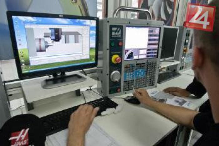 Ilustračný obrázok k článku 180 mladých machrov v elektrotechnike pod Urpínom: V tomto všetkom si merajú sily...