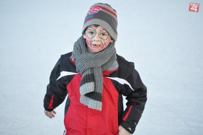 Ilustračný obrázok k článku OBRAZOM: Desiatky detí prilákal na klzisko v Rožňave karneval na ľade