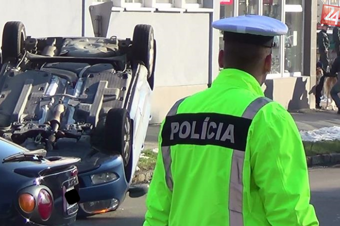 Ilustračný obrázok k článku Kuriózna dopravná nehoda: Auto na križovatke v Humennom skončilo na streche! FOTO