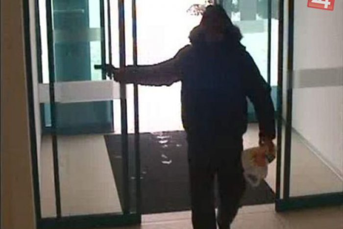 Ilustračný obrázok k článku Prepadol stávkovú kanceláriu, odniesol si z nej 800 eur: Novozámocká polícia po ňom intenzívne pátra