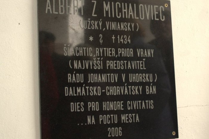 Ilustračný obrázok k článku Významný rok v Michalovciach s ďalšou novinkou: Rytier má v meste vlastnú tabuľu