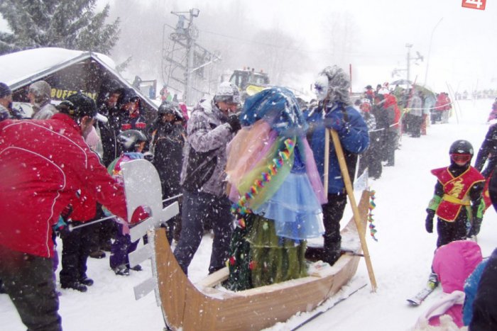 Ilustračný obrázok k článku Zábava na snehu, karneval aj zabíjačkové špeciality priamo na svahu: Pozrite si program na sobotu