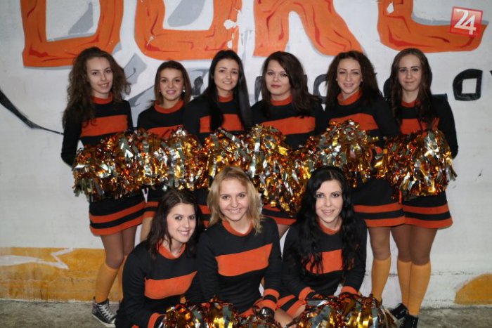 Ilustračný obrázok k článku Na hokeji sa môžu ľudia tešiť na riadnu šou: Pohľadné roztlieskavačky majú svoje plány s maskotom :)