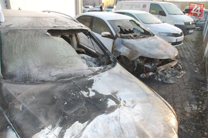 Ilustračný obrázok k článku Ničivý požiar vo dvore predajne vozidiel: Kvôli vyčíňaniu podpaľača sa ocitli autá v plameňoch!