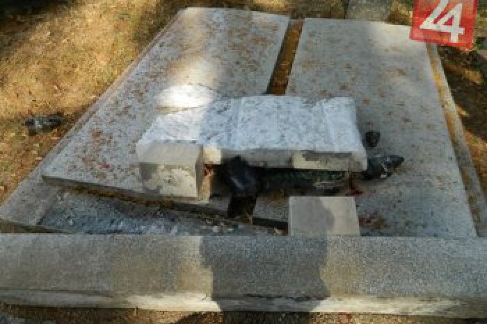 Ilustračný obrázok k článku Na cintoríne vyčíňali vandali: Ich pozornosti neuniklo až 78 hrobov!