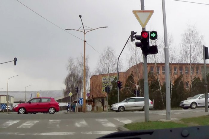 Ilustračný obrázok k článku Tento semafor na nadjazde sa niektorým Humenčanom nezdá!