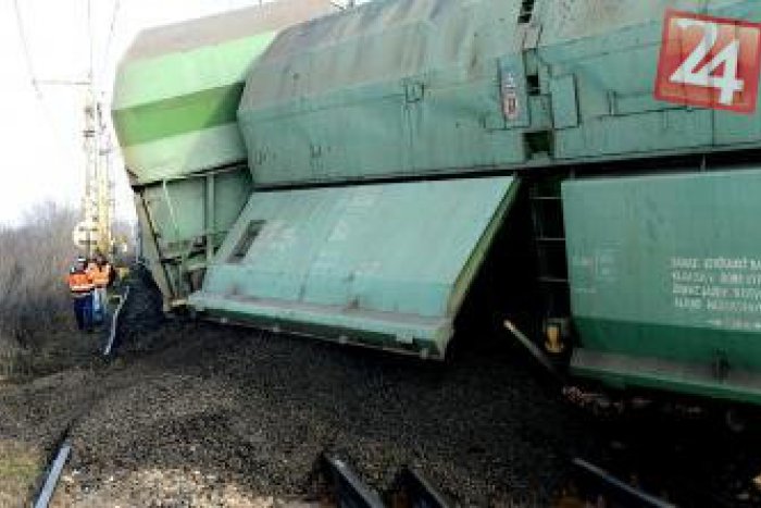 Ilustračný obrázok k článku Vykoľajenie vlaku pri Košiciach: Jazdí sa už aspoň po jednej koľaji, s následkami bojovali žeriavmi