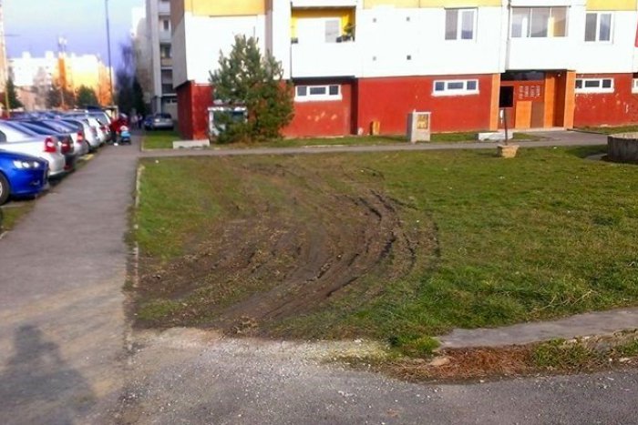 Ilustračný obrázok k článku Vychodený chodník? Na Sídlisku pod Sokolejom si autá na tráve vychodili rovno cestu!