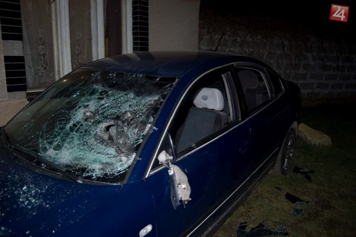 Ilustračný obrázok k článku Popíjanie dvoch priateľov skončilo hádkou: Richard (23) kamarátovi rozmlátil auto sekerou!