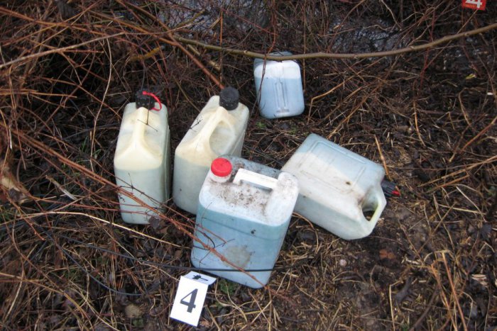 Ilustračný obrázok k článku Mladíci v Moravciach ukradli desiatky litrov nafty: Kanistre schovali do kríkov a hľadali kupca!