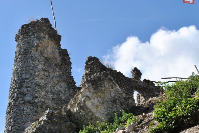 Ilustračný obrázok k článku Obnova Vinianskeho hradu už pokračuje: Pracuje sa na ňom ako v stredoveku!