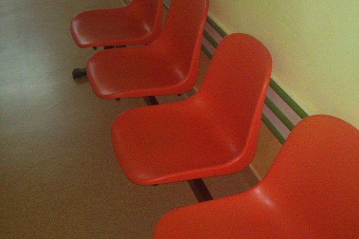 Ilustračný obrázok k článku Rožňavská nemocnica ďalej napreduje: Zrekonštruovali čakáreň na Rtg oddelení