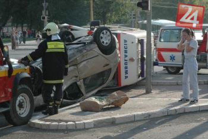 Ilustračný obrázok k článku Pri magistráte došlo k hrozivej nehode: Sanitka sa zrazila s autom!