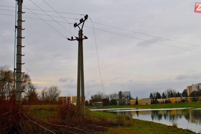 Ilustračný obrázok k článku FOTO! Nad Laborcom sa pretrhlo vedenie: Elektrický vodič skončil vo vode