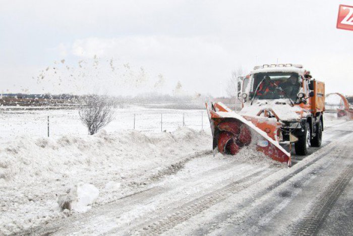 Ilustračný obrázok k článku Na tradičných úsekoch sa dejú tradičné veci: Cestári odstraňujú sneh pri Štrbe