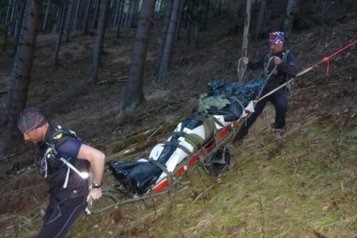 Ilustračný obrázok k článku Tragédia v Ludrovskej doline: Záchranári znášali už len mŕtve telo drevorubača