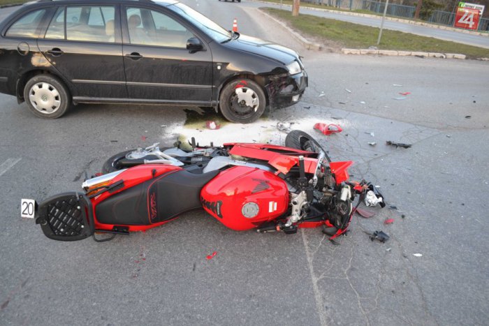 Ilustračný obrázok k článku Vážna nehoda v Michalovciach: Mladý motorkár sa zrazil s peugeotom, je ťažko zranený!