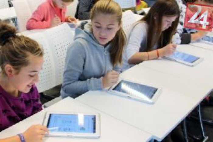 Ilustračný obrázok k článku Do tisícok škôl mieri nová technika: Dostanú tablety aj wifi routery