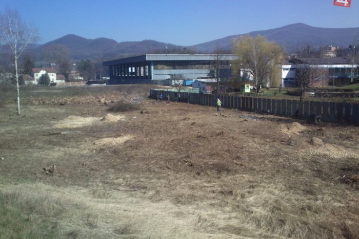 Ilustračný obrázok k článku Jarné upratovanie v Rožňave: Na rad prišla plocha pri kúpalisku